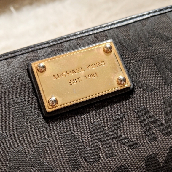AUTHENTIC MICHAEL KORS Black Zippered Wallet - Picture 2 of 4